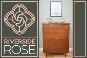 Riverside Rose - Stylish Riverfront Getaway